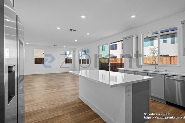 Building Photo - 3335 Cascade Dr