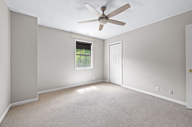 Building Photo - Awesome updated 2BR/1.5BA townhome in Bell...