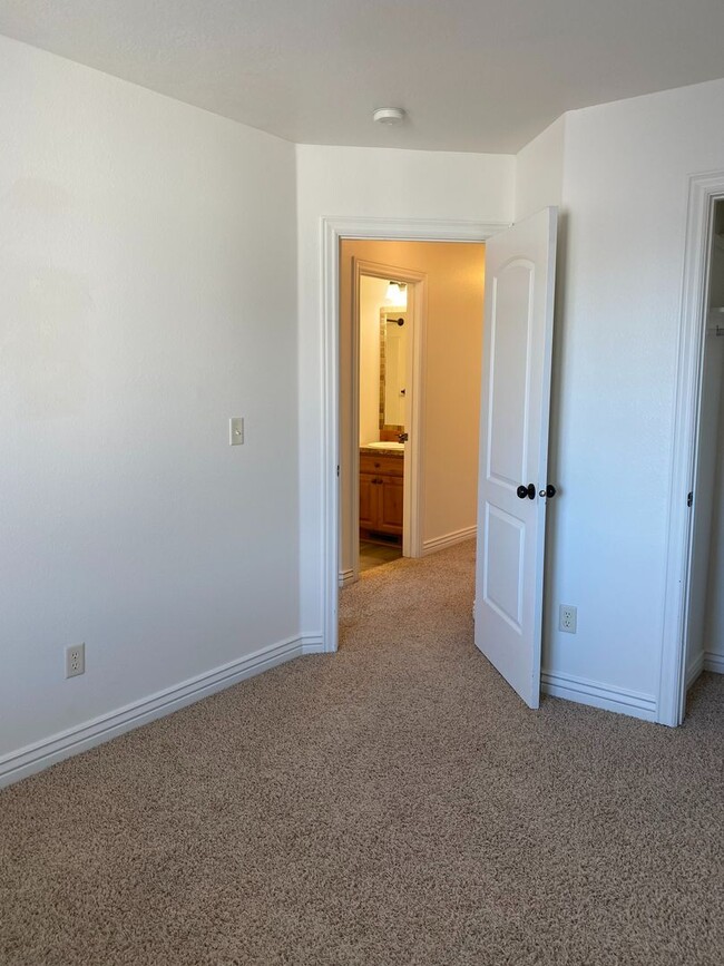 Building Photo - $200 OFF FIRST MONTHS RENT IF A LEASE IS S...