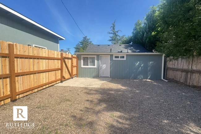 Building Photo - Cute & Cozy Cottage 1 Bedroom / 1 Bath - New Remodel