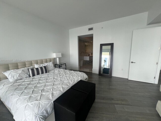 Building Photo - 5500 Island Estates Dr