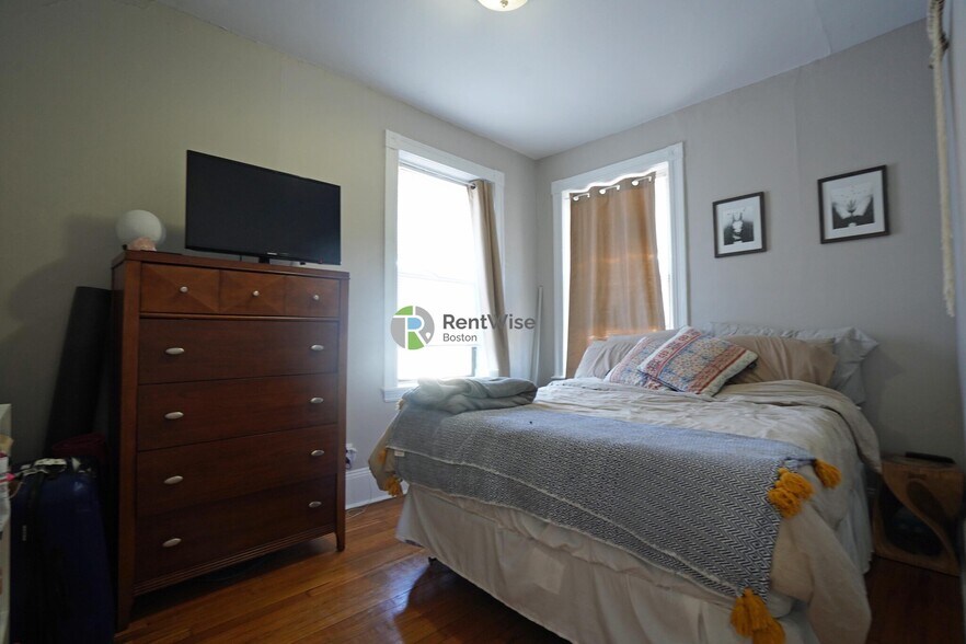 Building Photo - 56 Gardner St