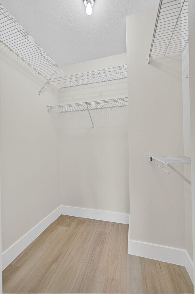 Building Photo - 2213 Oakmont Dr