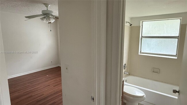 Building Photo - 1032 Twin Lakes Dr