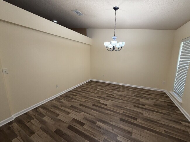 Building Photo - Spacious 4-Bedroom Home for Rent – Northwe...