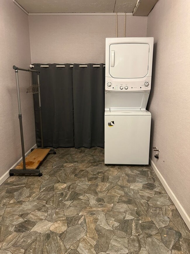 Building Photo - Charming Split-Level Home with Spacious Yard & Modern Updates – Ideal Location!