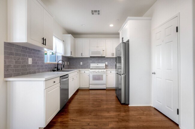 Building Photo - Fallbrook Two Weeks FREE Beautiful Horse Creek Ridge Spacious 3 Bed / 2.5 Bath Home with Solar