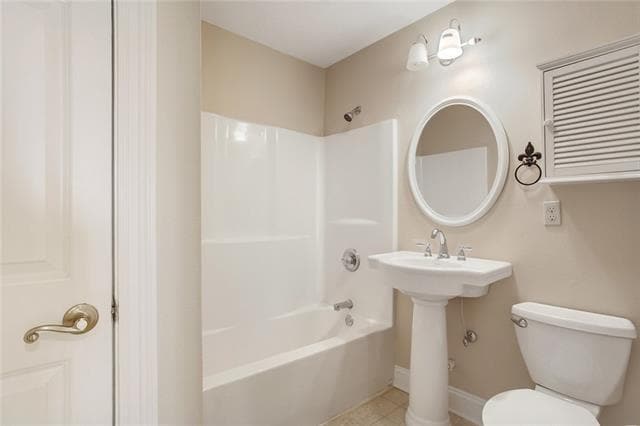 Building Photo - 348 W Robert E Lee Blvd