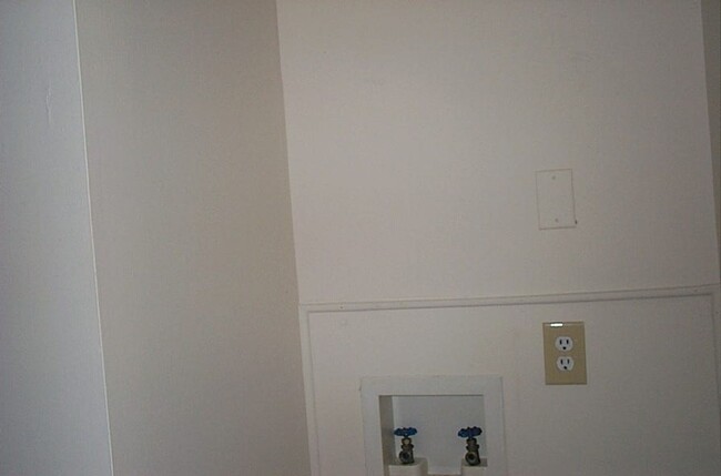 Building Photo - 902 Verdant Dr