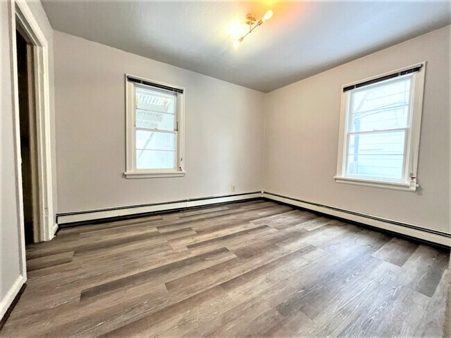 Building Photo - Newly Renovated 3 Bed, 2 Bath With Amazing...