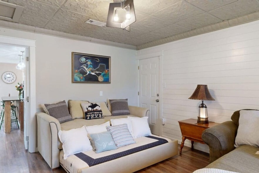 Primary Photo - 3004 Red Robin Loop