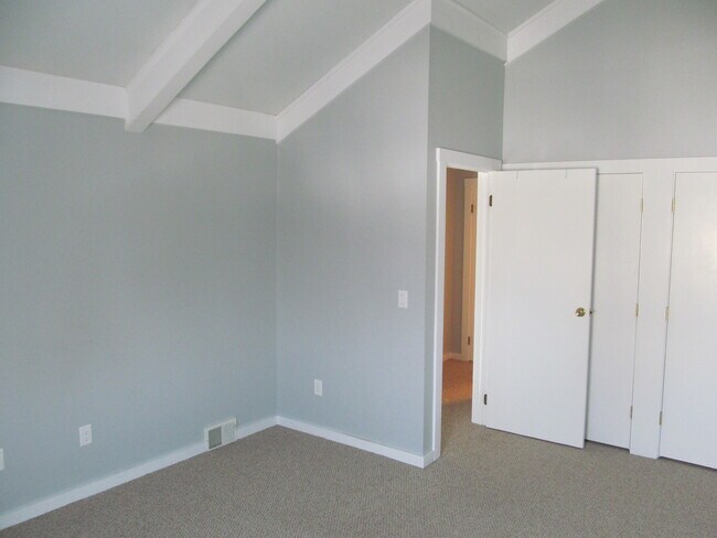 Building Photo - 3806 Blossom Terrace