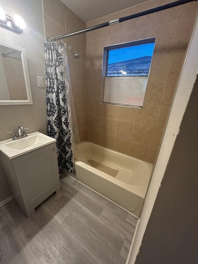 Building Photo - 1315 SW E Ave