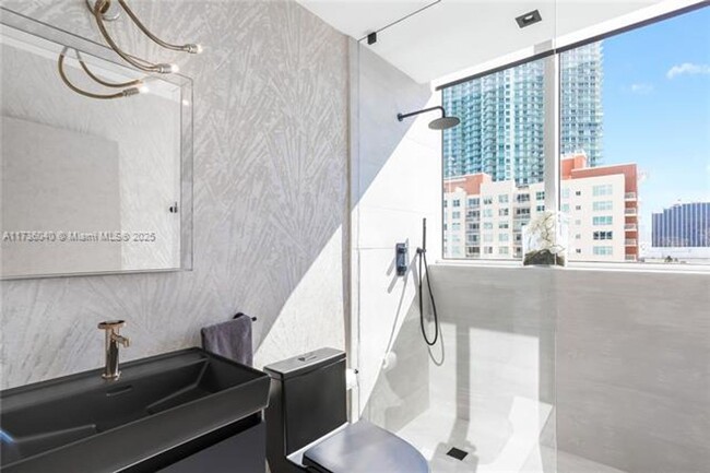 Building Photo - 2020 N Bayshore Dr
