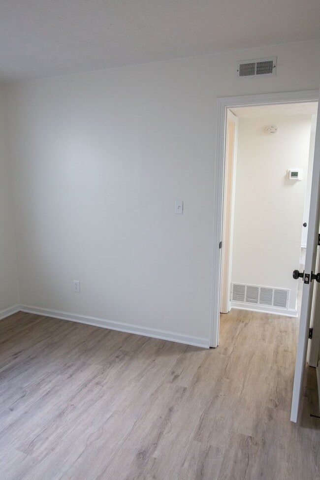 Building Photo - 731 E Deshler Ave