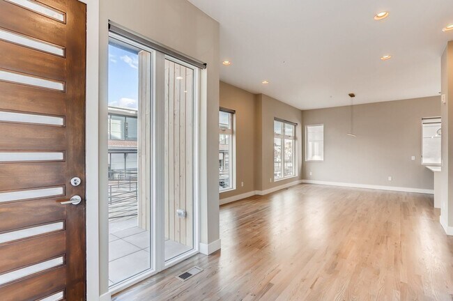 Building Photo - Sunnyside 3 Bedroom Townhomes for Rent