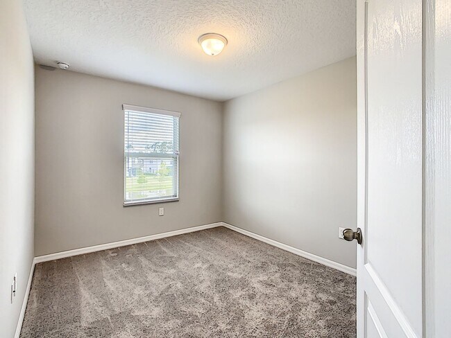 Building Photo - Stylish 3-Bedroom Townhome in Gated Sanfor...