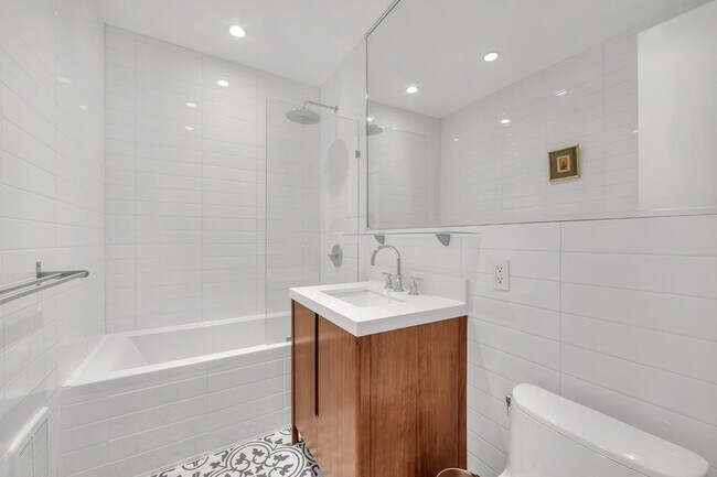 Building Photo - 140 Scholes St