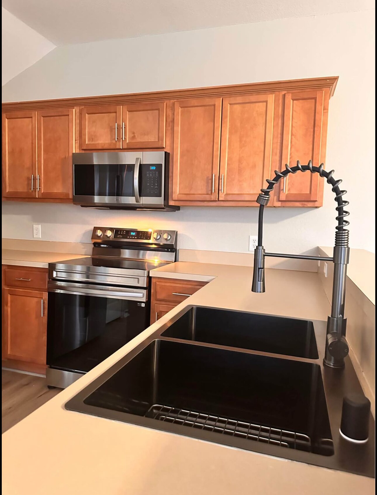 Building Photo - 513 Creekside Dr