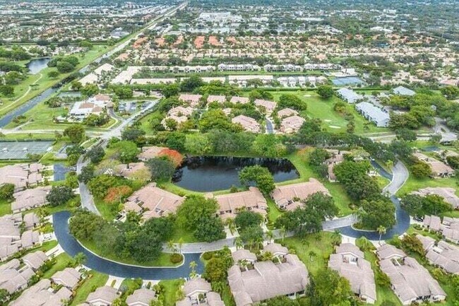 Building Photo - 5055 Oakhill Ln