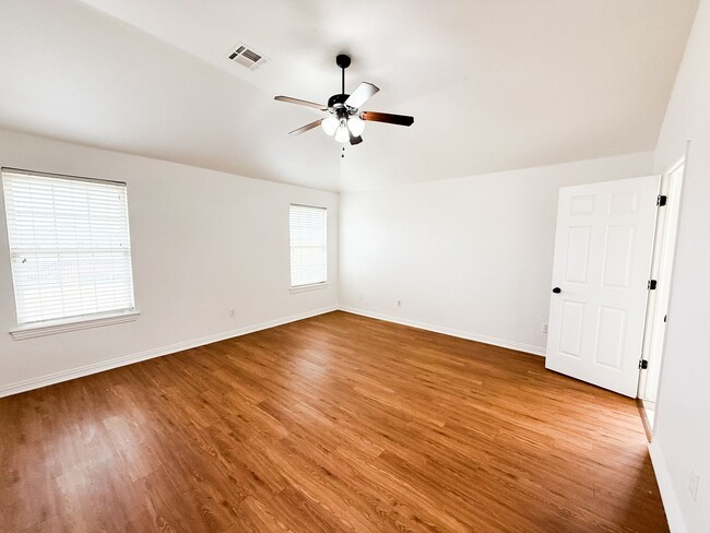 Building Photo - 3 Bed - 2 Bath - 2 Car Garage in OKC! FULL...