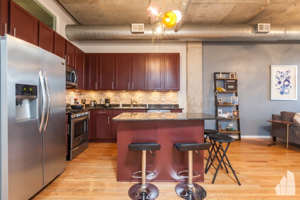 Building Photo - 933 W Van Buren St