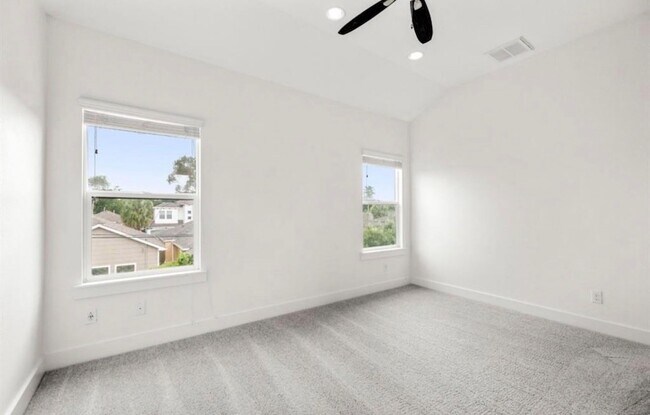 Building Photo - 406 Yale Oaks Ln