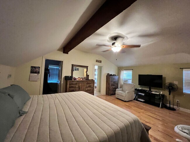 Building Photo - Spacious home with large yard & Detached G...