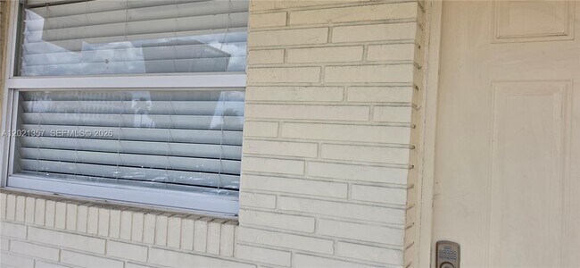 Building Photo - 20201 NE 29th Ct