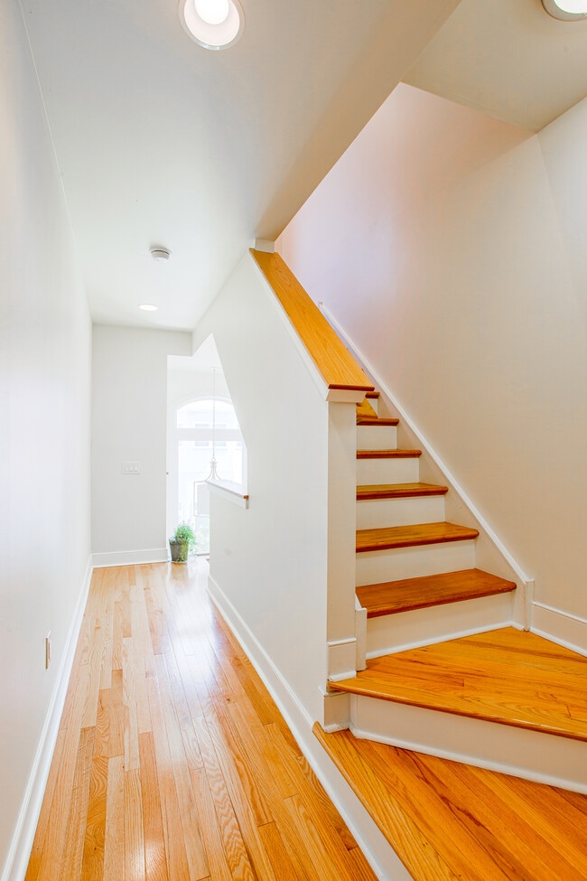 Building Photo - 309 Montrose St