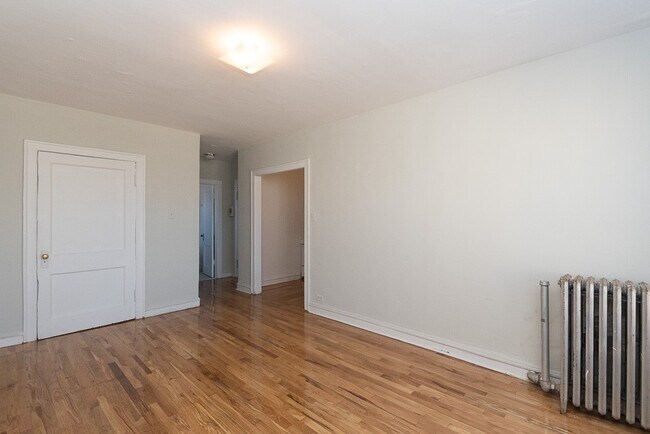 Building Photo - 708 W Belmont Ave