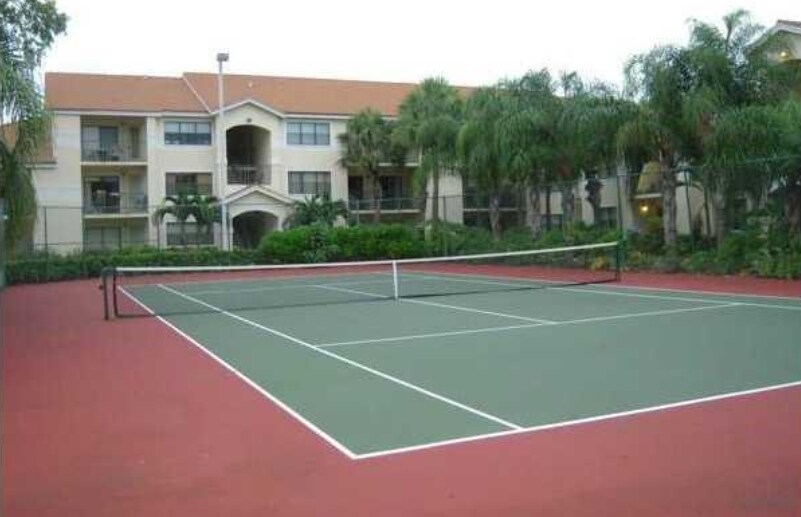 Beautiful tennis court is close by for exercise and fun. - 550 S Park Rd