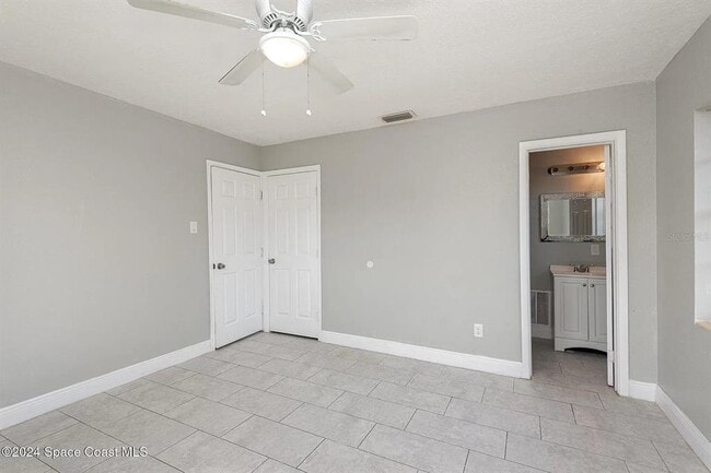 Building Photo - 1885 Golfview Dr