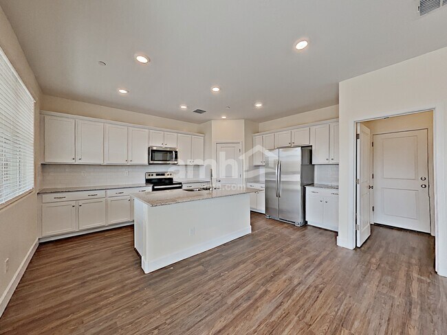 Building Photo - 5949 W Columbine Dr