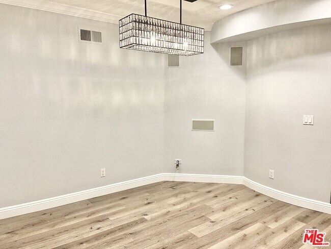 Building Photo - 1135 Rexford Dr