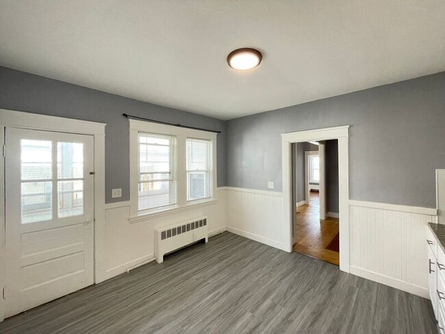 Building Photo - 559 Silver St