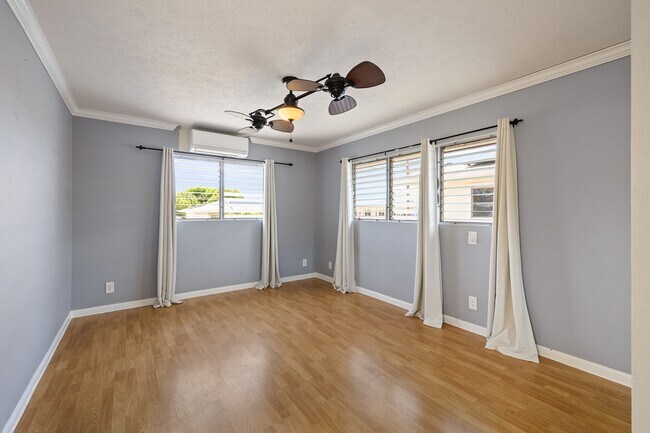 Building Photo - 3-bedroom, 2-bath single-family home with a covered porch and parking. Ideally located near Diamo...