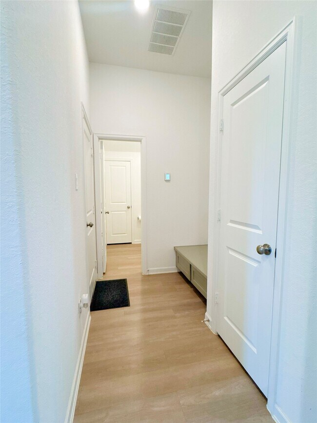 Building Photo - 4015 Champlain Wy