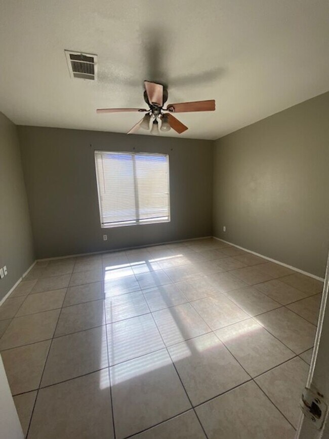 Building Photo - Very Nice Second Floor Condo!!!