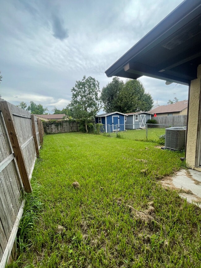 Building Photo - 2/1.5 Townhouse, Fenced Backyard, Located ...