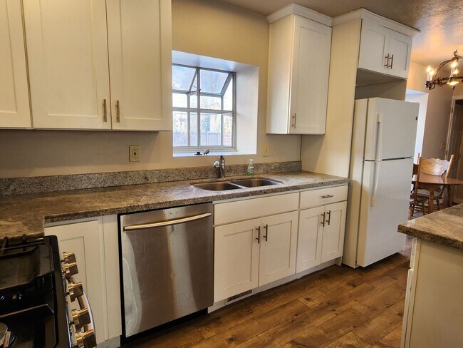 Building Photo - Spacious 5 Bd 2.5 Bath Home in Millcreek