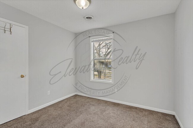 Building Photo - Three Bedroom, Two Level Duplex for Rent!