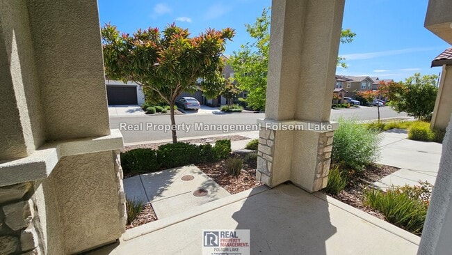 Building Photo - 3 bed 2.5 bath Home | Folsom Ranch - Gated Community | Walk to Dining & Coffee