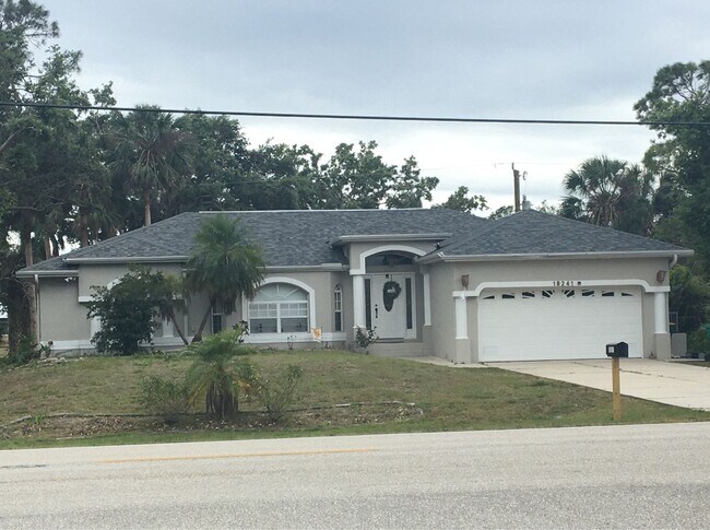 Building Photo - $1,995 ** 3 Bed / 2 Bath * Single Family Home
