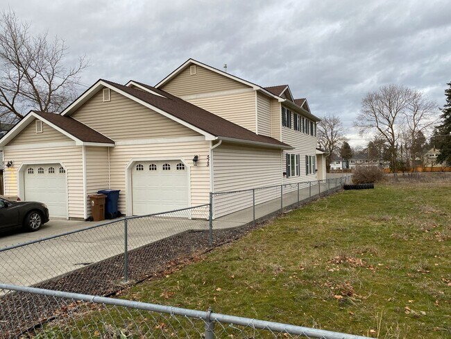 Building Photo - **August Availability** Nicely updated 3 Bedroom 2.5 Bath with large living / Dining area and att...