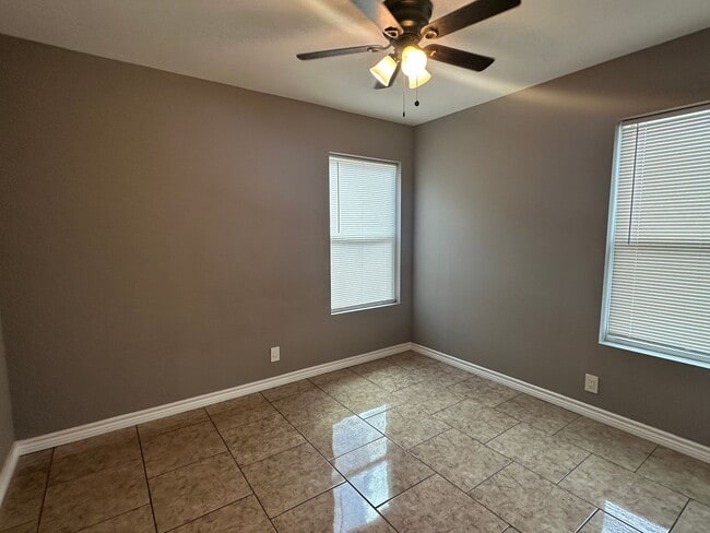 Building Photo - Ready for move in