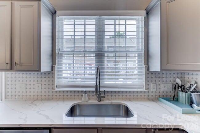 Building Photo - 905 Lyndley Dr