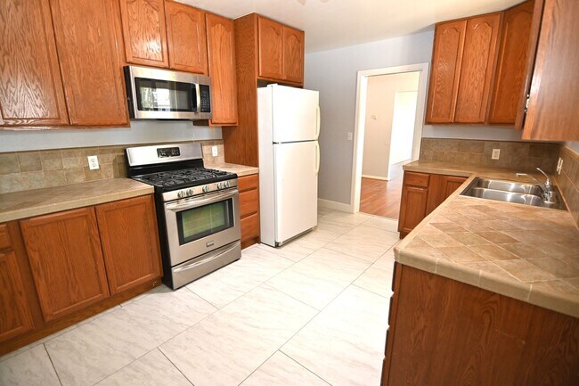 Building Photo - 2466 Beechwood Ave