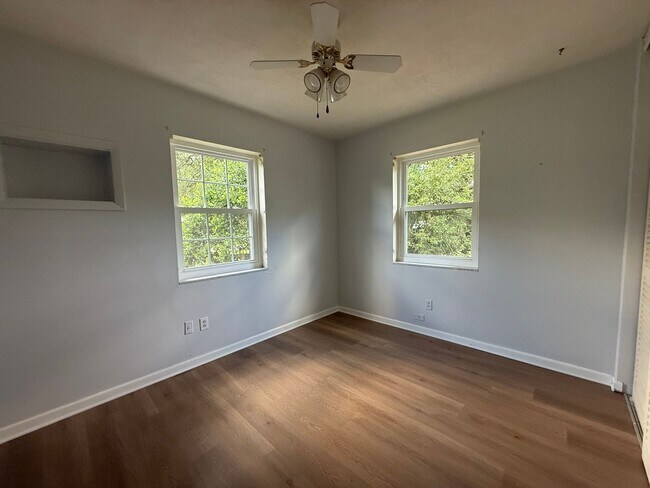 Building Photo - 3 Bedroom 2 Bathroom Updated Deltona Home GREAT Location Available IMMDEIATELY!!