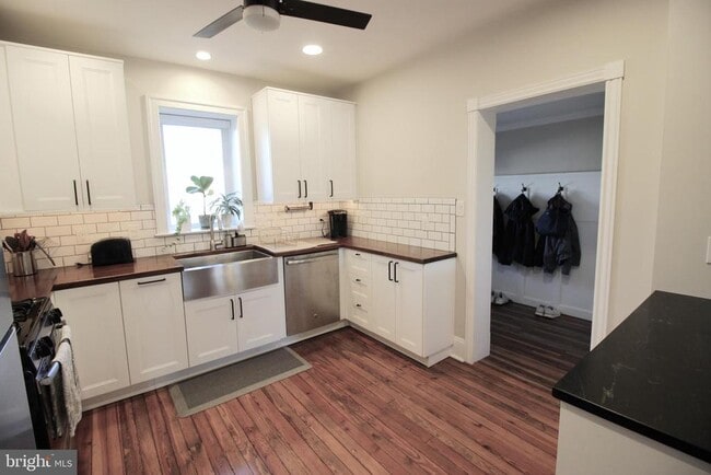 Building Photo - 141 W Mulberry St